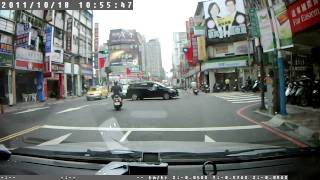 20111018連續兩個違規,還差點釀車禍