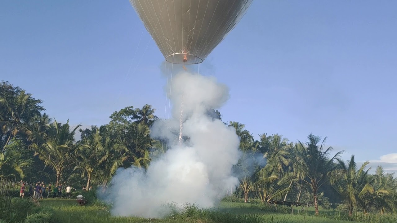 Menaikkan balon mercon besar mantap. - YouTube
