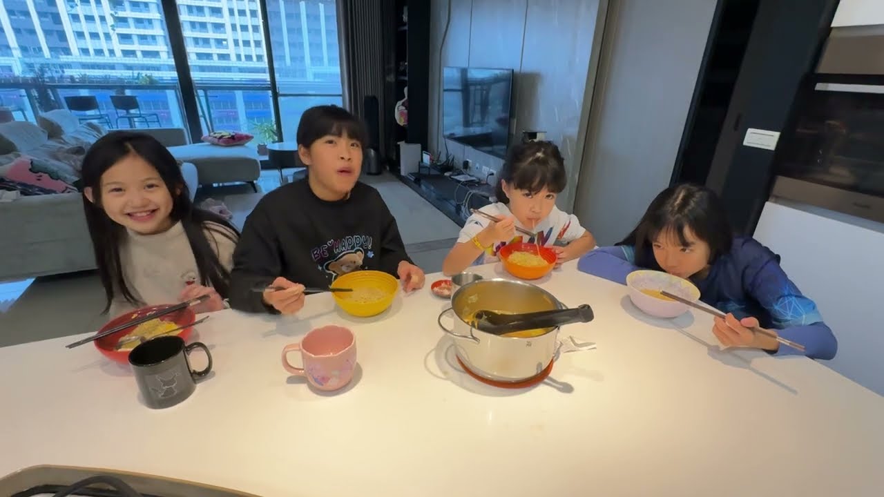 她們話真的很多，全糖甜心在我家吃飯閒聊。