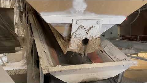 Aggregate scale emptying onto conveyor belt