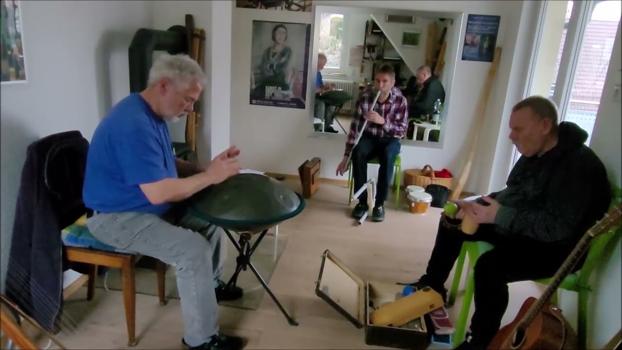 Malá Koncovka Solo mit Handpan und Rasseln