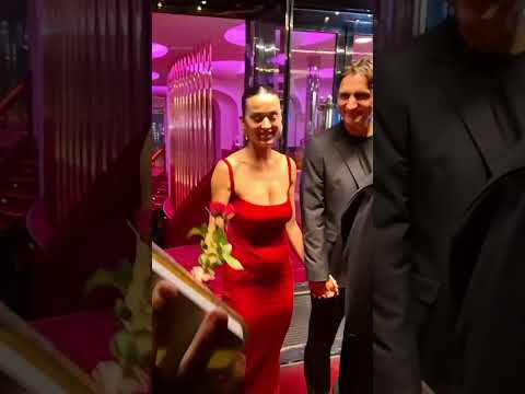 كاتي بيري تمسك بيد رئيس وزراء كندا السابق