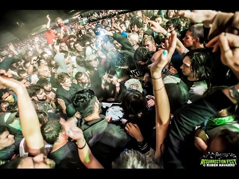 El batería de Anti-Flag tocando en el público @ Resurrection Fest 2012