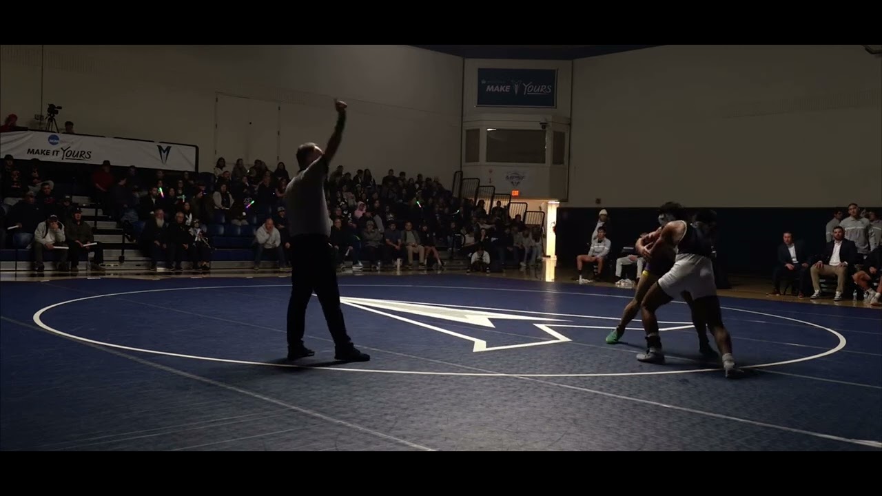 Ezekiel Lara wrestling. Menlo vs SF State dual.2025 157lbs