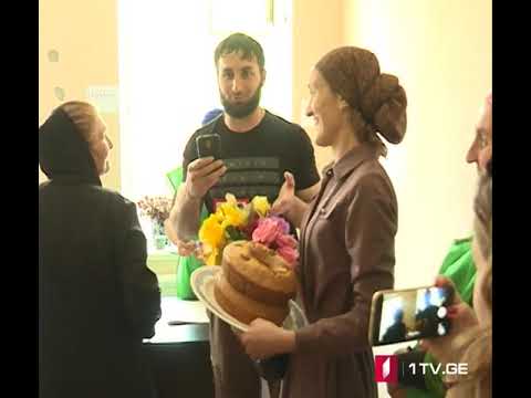 ომალოში ამომრჩეველმა კომისის წევრებს კექსი და ყვავილები მიართვა