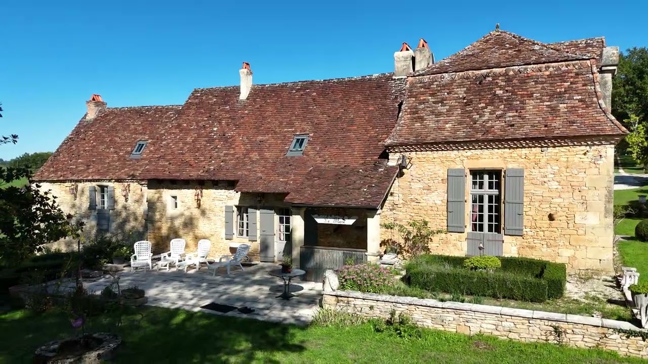 #98 - Véritable chartreuse splendidement rénovée, dans un bel environnement dominant