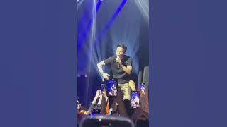 Ariel genggam erat tangan peminat sambil nyanyi 