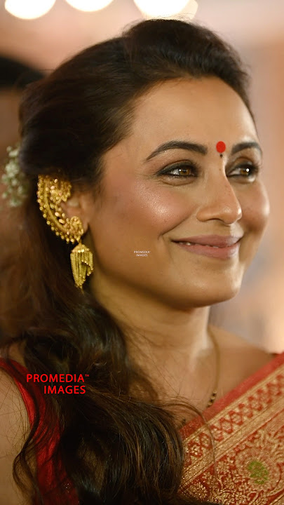 Rani Mukherjee with her infectious Smile greets & waves at fans during Durga Puja | ProMedia