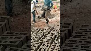 Fabrication Des Parpaings À La Main