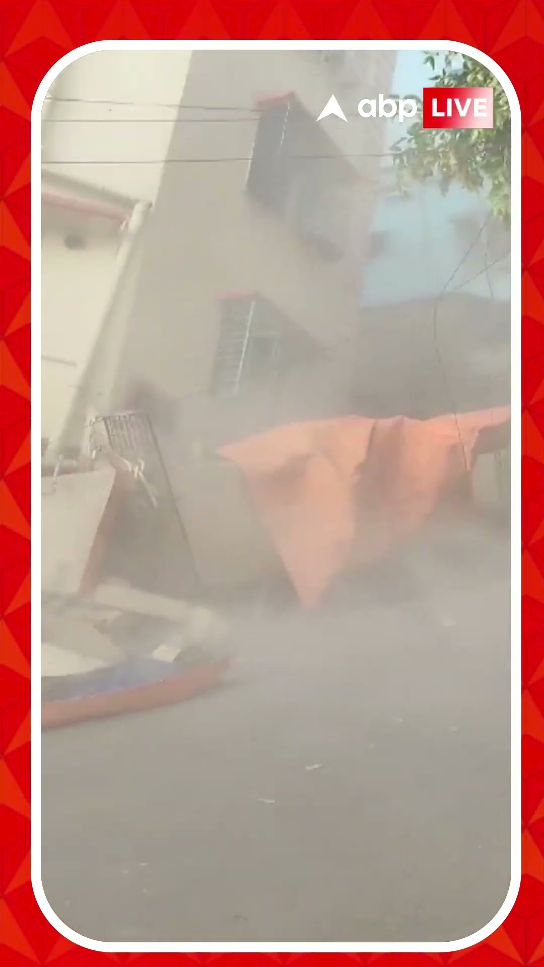 চোখের সামনে তাসের ঘরের মতো হুড়মুড়িয়ে ভেঙে পড়ল বহুতল ! প্রকাশ্যে চাঞ্চল্যকর ফুটেজ