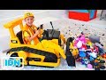 Vlad dan Nikita bermain dengan mainan di atas excavator