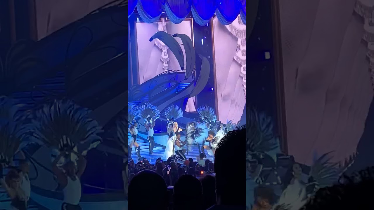 Gwen Stefani at the Zappos theater in Vegas - YouTube
