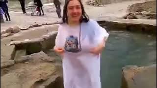 Wanita Bule Masuk ke air . Bajunya transparan 🤤