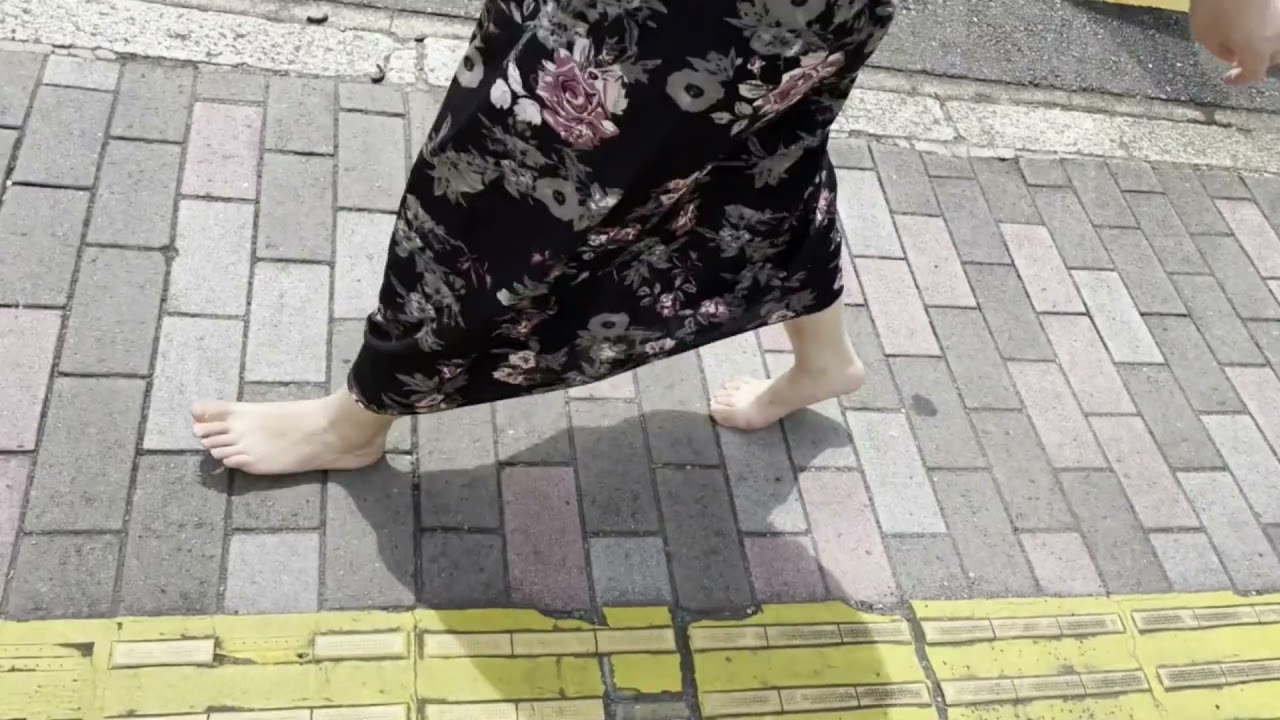 真夏の暑い日に裸足で外を歩く女性 Japanese girl walks barefoot in the hot summer part2 ...