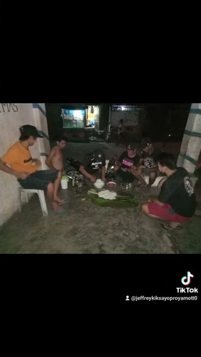 Dito Lang kami sa dilim Kumain...