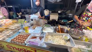 Street food. Тайская уличная еда. Пад-тай с креветками и куриным мясом. Остров Самуи.