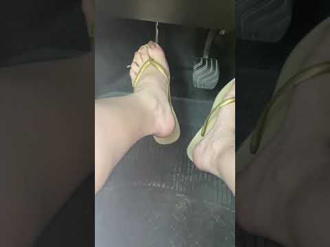 Unhas nude no pedal