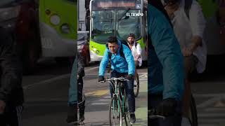 Hombre intentó colarse en presentación de puertas anticolados | El Tiempo screenshot 4