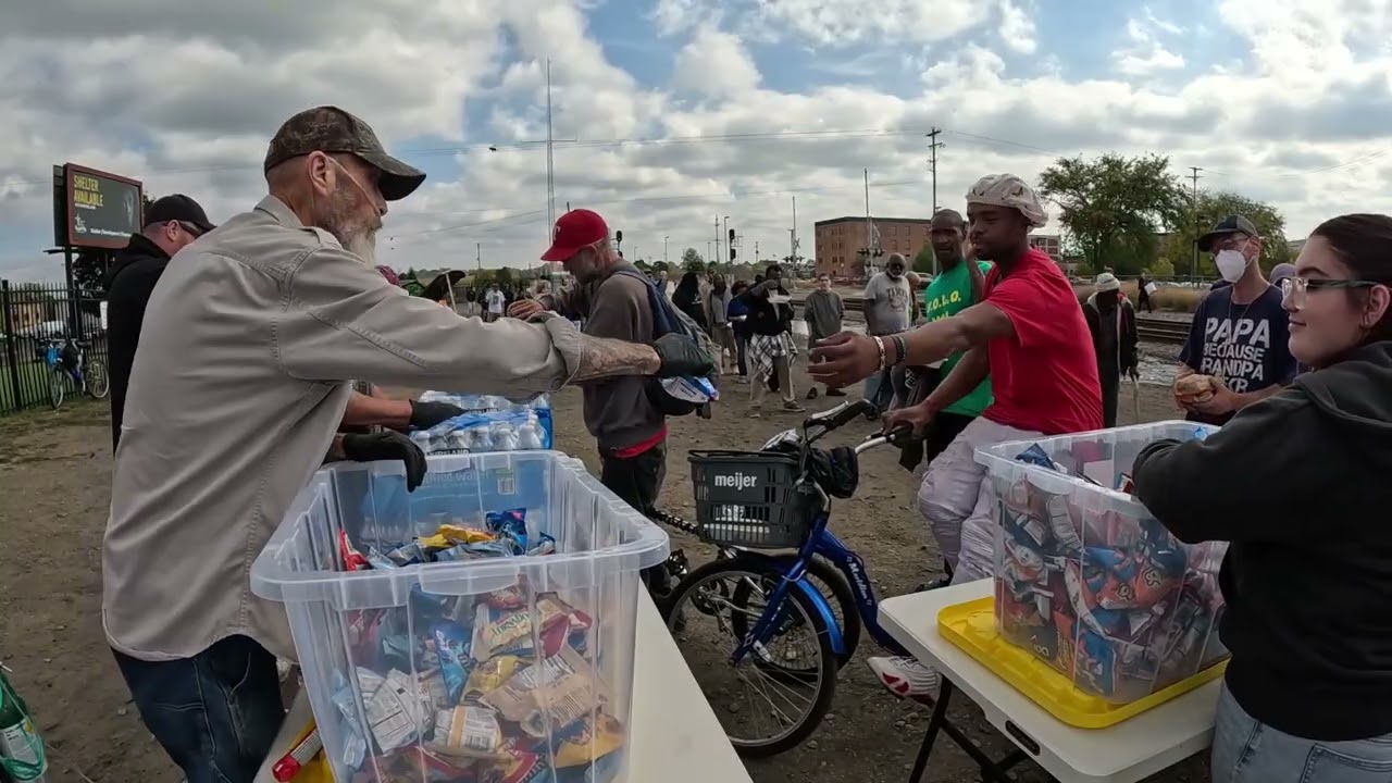 Во время обслуживания бездомных вспыхнула драка. Дважды разнимал, пришлось вызывать полицию.