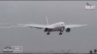 BIG WING PRESSURE 💪🏻 😲 JAL 777 APPROACHES LAX IN HIGH HUMIDITY FOG