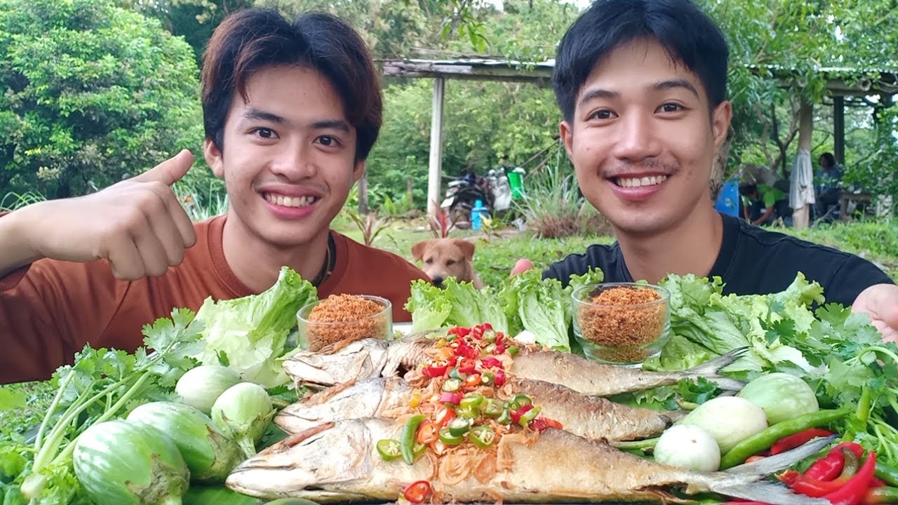 ปลาทูมันทอดหอมๆ พร้อมจิ้มนํ้าพริกข่าและผักสดๆ.