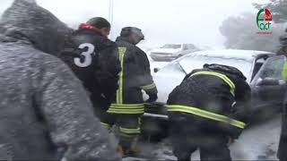 الدفاع المدني ينقذ اكثر من 300 شخص حاصرتهم الثلوج