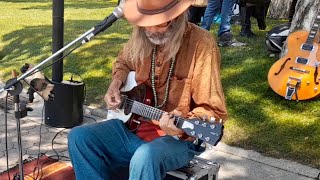 Video thumbnail of "Busking with the CS guitar (Céramique Son) in Royan, France"