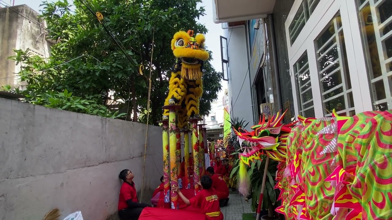 Tâm anh hào lân lên mai hoa thung lấy cành mai chúc phúc cho gia chủ 