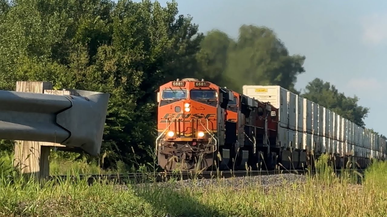 Very fast BNSF Z train speeds up to 70 mph ( Z-WSPLAC )!! BNSF Transcon: Marceline sub..8/4/25