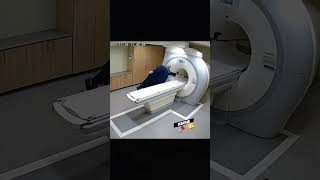 Mr Çekimine Giren Teyze Dengesini Kaybedip Kısmen Cihazın Içine Doğru Sürüklendi.