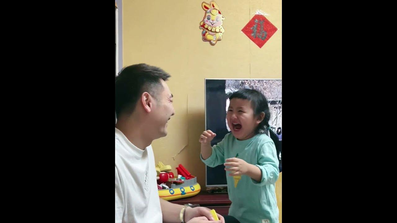 daddy-cut-daughter-s-hair-baby-funny-moments-cute-babies-naughty