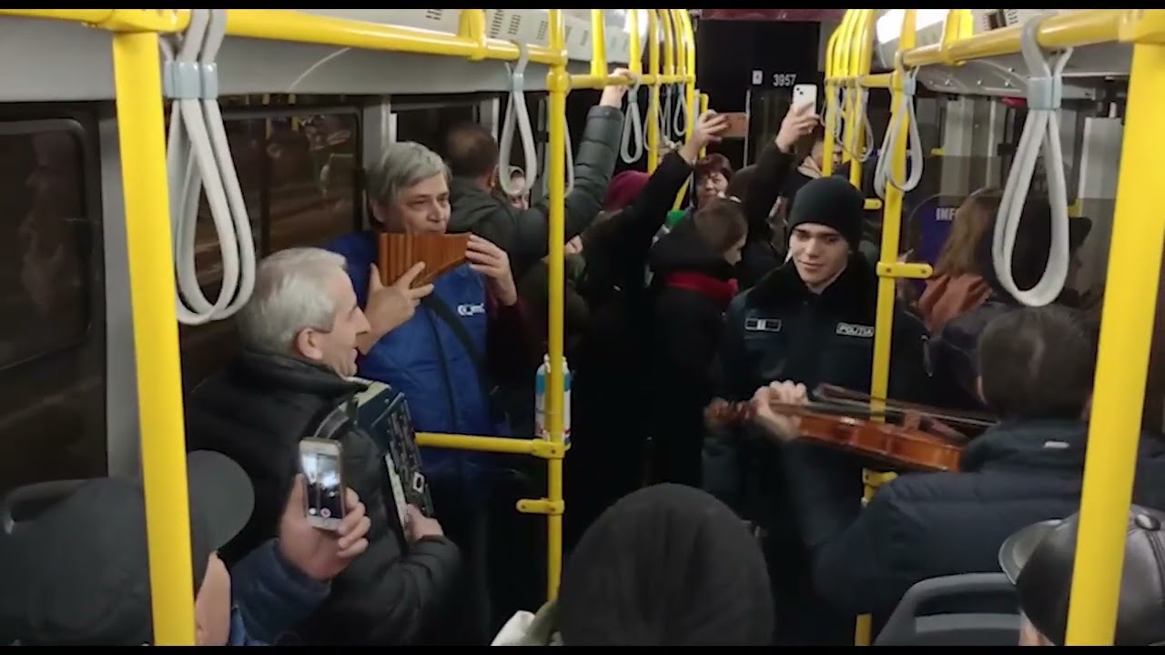 Dimineața a început cu o surpriză muzicală pentru călătorii unui troleibuz de pe ruta 24 în Chișinău