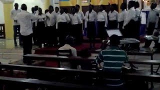 Video thumbnail of "Trois Croix sont dressées sur le mont golgotha-chorale cardinal Emile biayenda"