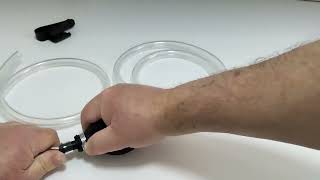 Pequeña bomba manual de sifón para transvase de líquidos simple y funcional