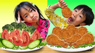 【学校ごっこ】野菜 VS お肉！おもしろい動画コレクション☆ Kaede and Ahtan Learn to Share Food Vegetables and Fried Chicken