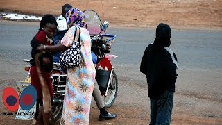 WANAWAKE WAVUANA NGUO HADHARANI KWA SABABU YA DENI YA 500