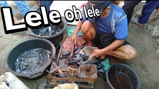 penjual lele di pasar laris