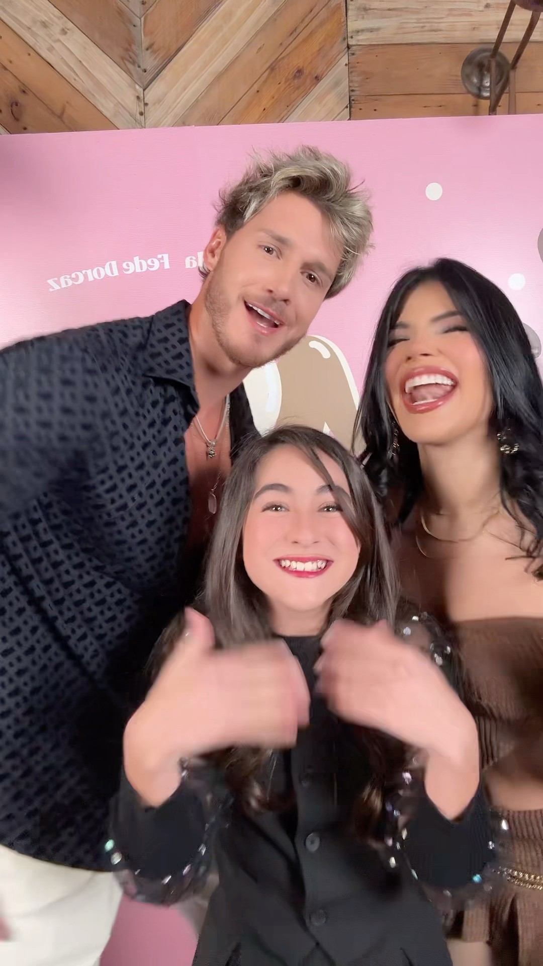 LARA CAMPOS REACCIONA A MOKA!