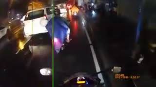 Hati Hati Jilbab / Hijab / Kerudung Lebar Nyangkut di Rantai atau Velg Ban Motor bisa Jatuh Bahaya !