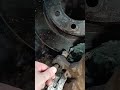 Ram 3500 как снять тормозной диск с помощью болта и гайки.