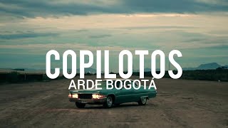 Video thumbnail of "Arde Bogotá - Copilotos // LYRIC/LETRA"