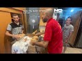 Palestinianos fazem fila para comprar pão numa padaria na cidade de Gaza