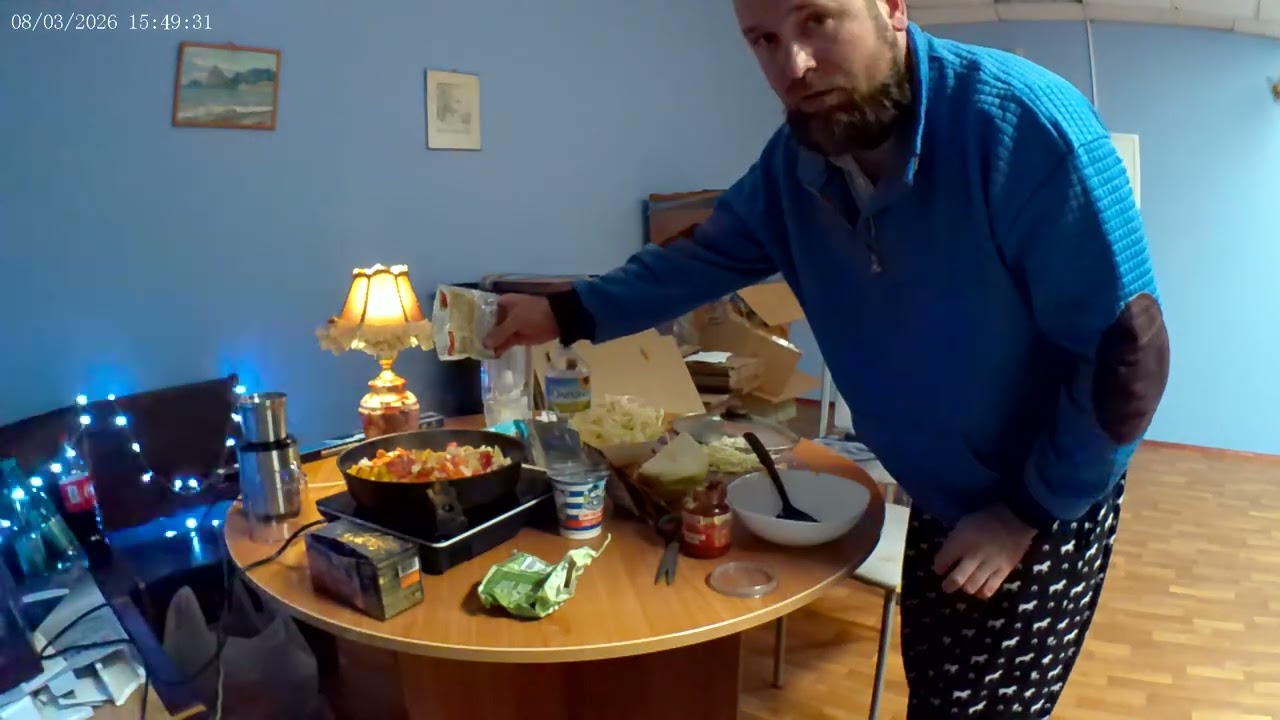 Дубль 5. Кукинг стрим. Готовлю праздничный борщ, поздравляю с 8 марта, пью пиво и обозреваю.