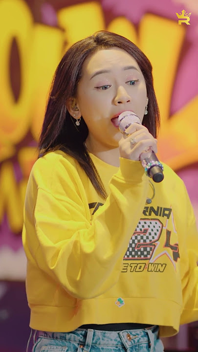 Dibelakang aku Dirimu mendua Bila didekatku Ku kau belai mesra (HAPPY ASMARA - CINTA MEMBAWA DERITA)