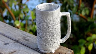 Aluminiumbecher, Gießen Sie Aluminium Für Einen Interessanten Look In Eine Leicht Feuchte Form