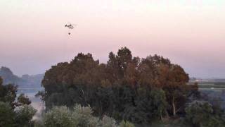 Helicoptero apagando fuego en La Algaba - HD