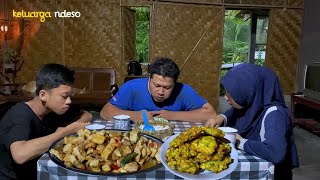 hujan deras,masak tumis udang saus tiram,bakwan jagung,makan bersama saat hujan turun,masakan desa