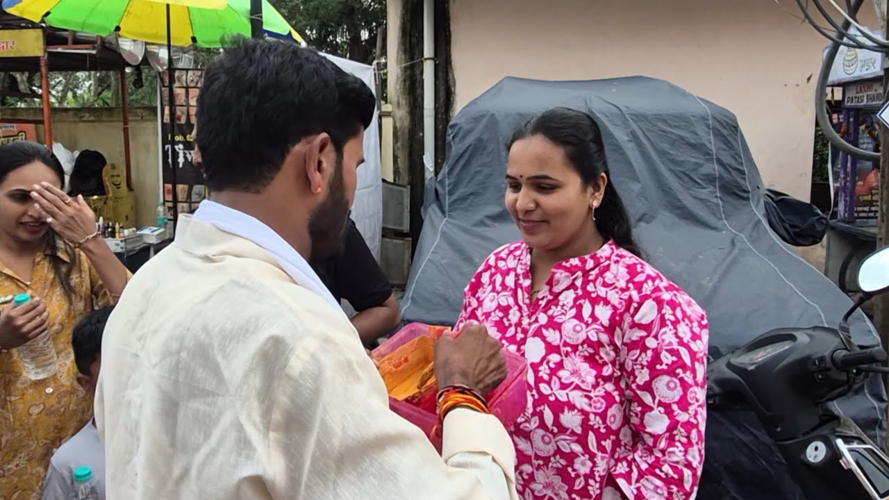 आज चाललोय बाहेर फिरायला 😇😇 सगळ्या माणसांनी मिळून बनवला चहा 😂😂 खूप छान झालं आमचं दर्शन 🙏