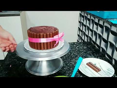 bolo decoração kit kat e beijinho recheio mousse de maracujá com massa branca olha que resultado.