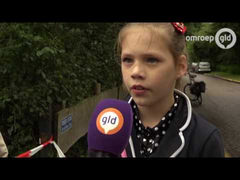 Leerlingen en leraren lopen om afgebrande school Zutphen - Omroep Gelderland